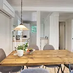 6 Person In Melby-by Traum