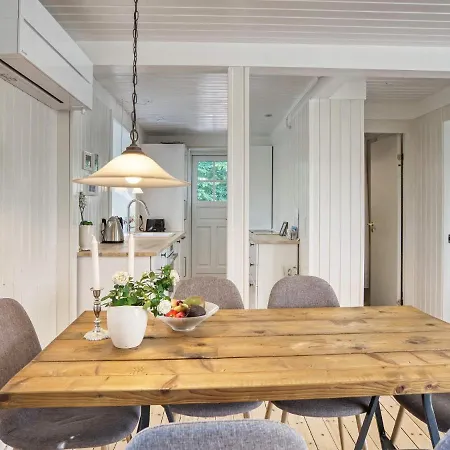 6 Person In Melby-by Traum