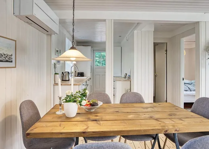 6 Person In Melby-by Traum